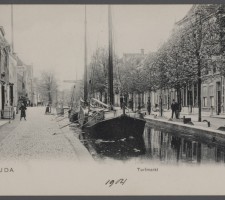 De Turfmarkt met twee vrachtschepen, 1904