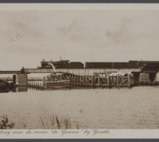 De spoorbrug over de Gouwe met een passerende stoomtrein en onder de brug een passerende passagiersstoomboot, 1922