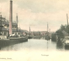 De Turfsingel aan weerszijden gezien vanaf de Mallegatsluis noordwaarts, met links stoomzeepziederij "de Hamer", circa 1900