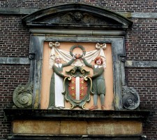 De gevelsteen boven de ingang naar de binnenplaats van het weeshuis, 1643