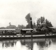 De stoomboot Gouda-Rotterdam van rederij "De IJsel" op de Hollandse IJssel, gezien vanaf de Veerstal, circa 1920