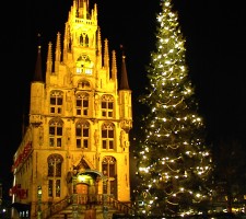 Stadhuis en verlichte kerstboom. Kaarsjesavond 2005