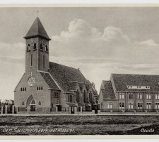 Voor- en zijaanzicht van de H. Sacramentskerk met pastorie in de Tollensstraat, circa 1930