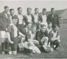 Voetbalelftal (vermoedelijk ONA) op het voetbalveld van ONA in de Korte Akkeren, 1945