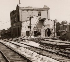 De gevolgen van een geallieerd luchtbombardement op het stationsemplacement van de spoorwegen, 6 november 1944