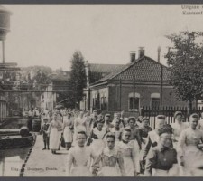 Het vertrek van het vrouwelijk personeel van de kaarsenfabriek via het Buurtje wegens de middagpauze van 12.00 uur, 1904