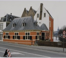 Het tolhuis, met de gevel langs de Veerstal, 1992