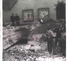 Ingang van een gewelf bloot gekomen bij het herstel der muren aan de Gouwe, opgenomen ter hoogte van de Donkere Sluis, 1955