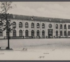 De kazerne van het garnizoen aan de Varkenmarkt, circa 1904. In 1832 was hier het cholerahospitaal gevestigd