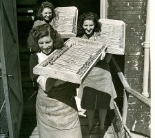 Afbeelding uit een fotoboek over het maken van pijpen bij Goedewaagen, 1955