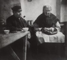 Twee bewoners van de werkinrichting Huize Groeneweg, circa 1900
