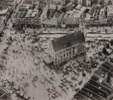 Luchtfoto van de Markt op een marktdag in 1927.