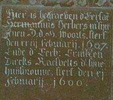 Grafsteen Herman Herberts in de St.-Janskerk, met het opschrift: Leert sterven eer ghij sterft, dan kont gij sterven als ghij sterft""