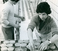 Gastarbeiders aan het werk in een stroopwafelbakkerij, 1976. Foto: Martin Droog