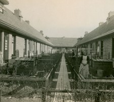 Woningen voor bejaarden aan de Snoystraat na de oplevering van het complex, 1924
