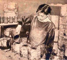 Jongen aan het werk bij plateelfabriek Zenith, 1926