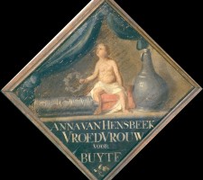 Uithangbordje uit de 18e eeuw van de vroedvrouw Anna van Hensbeek. Collectie museumgoudA, foto Tom Haartsen