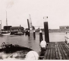Schuttende en wachtende schepen in de IJssel (aan de zuidkant) voor de Julianasluis, circa 1940