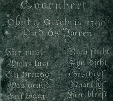 Grafzerk van Dirk Volkertsz Coornhert, overleden 29 oktober 1590 (op de grafsteen staat foutief 9 oktober!)